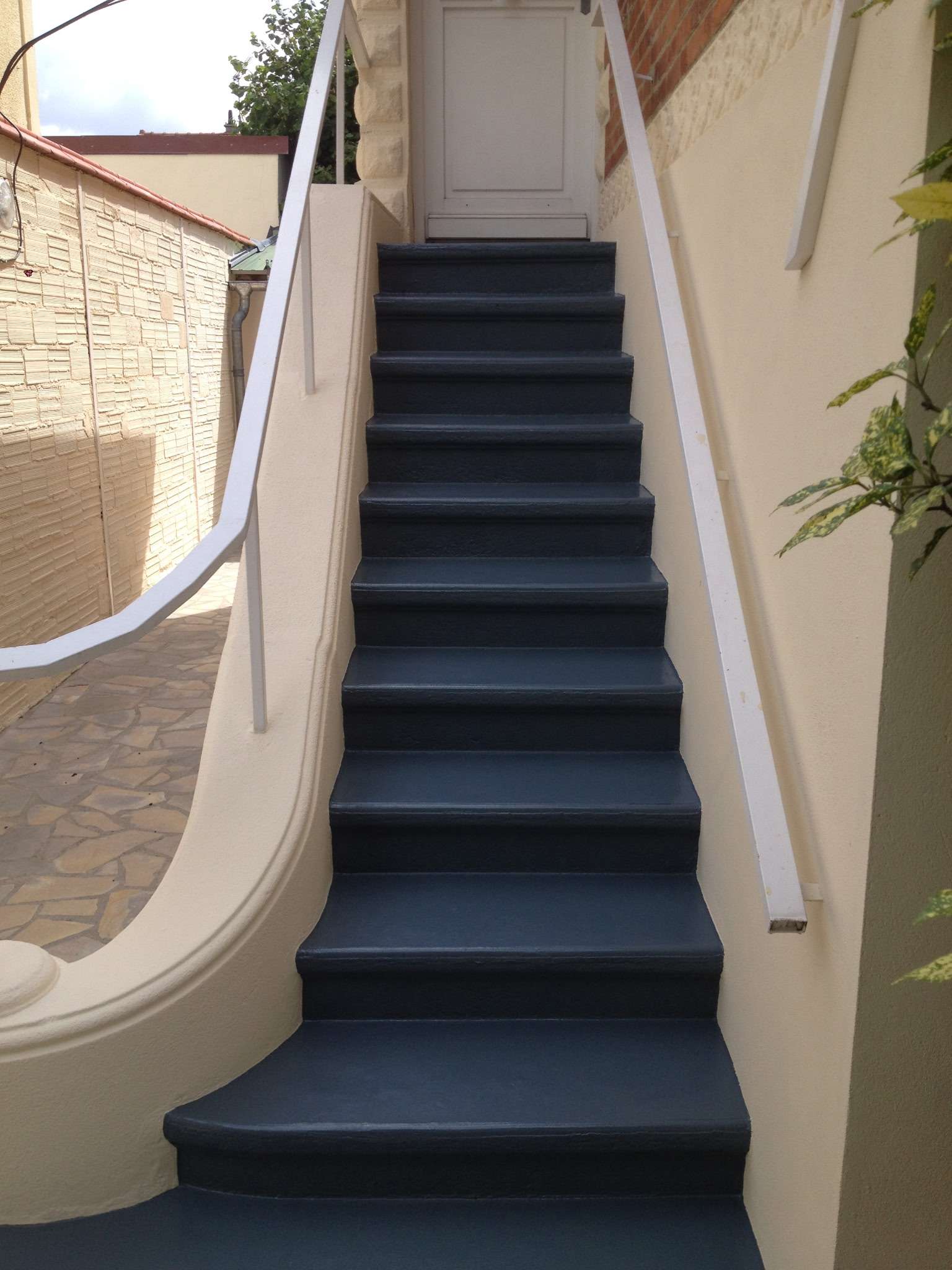 Escalier intérieur peint avec soin