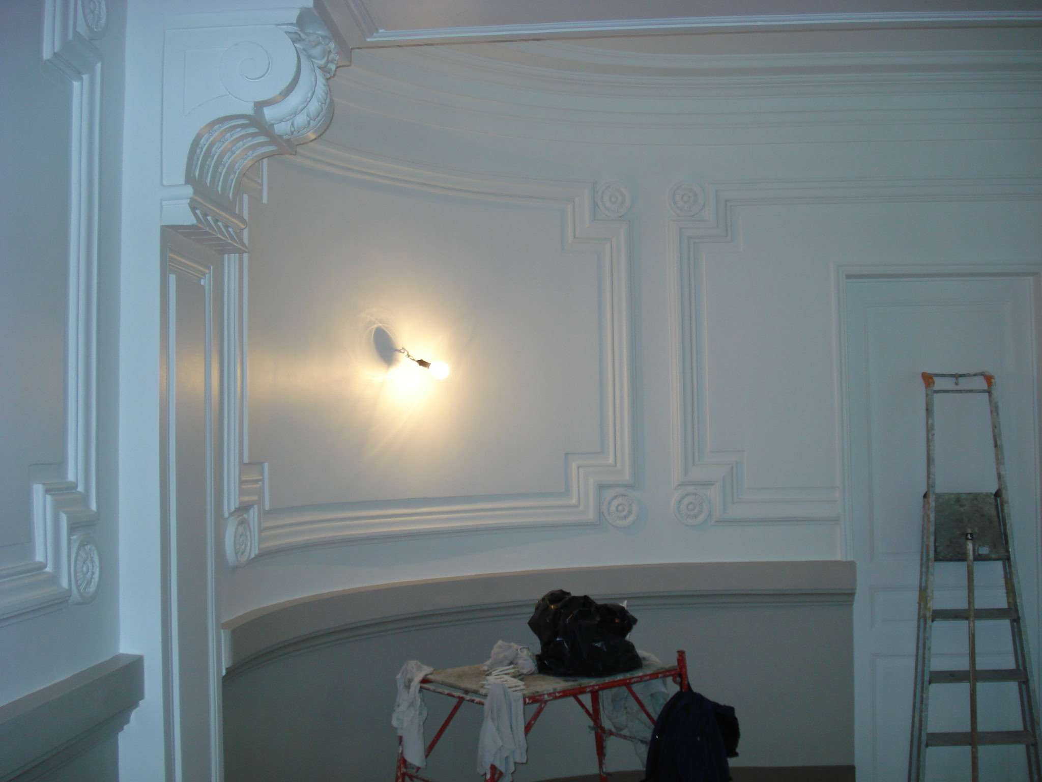 Mur intérieur avec moulures décoratives peintes