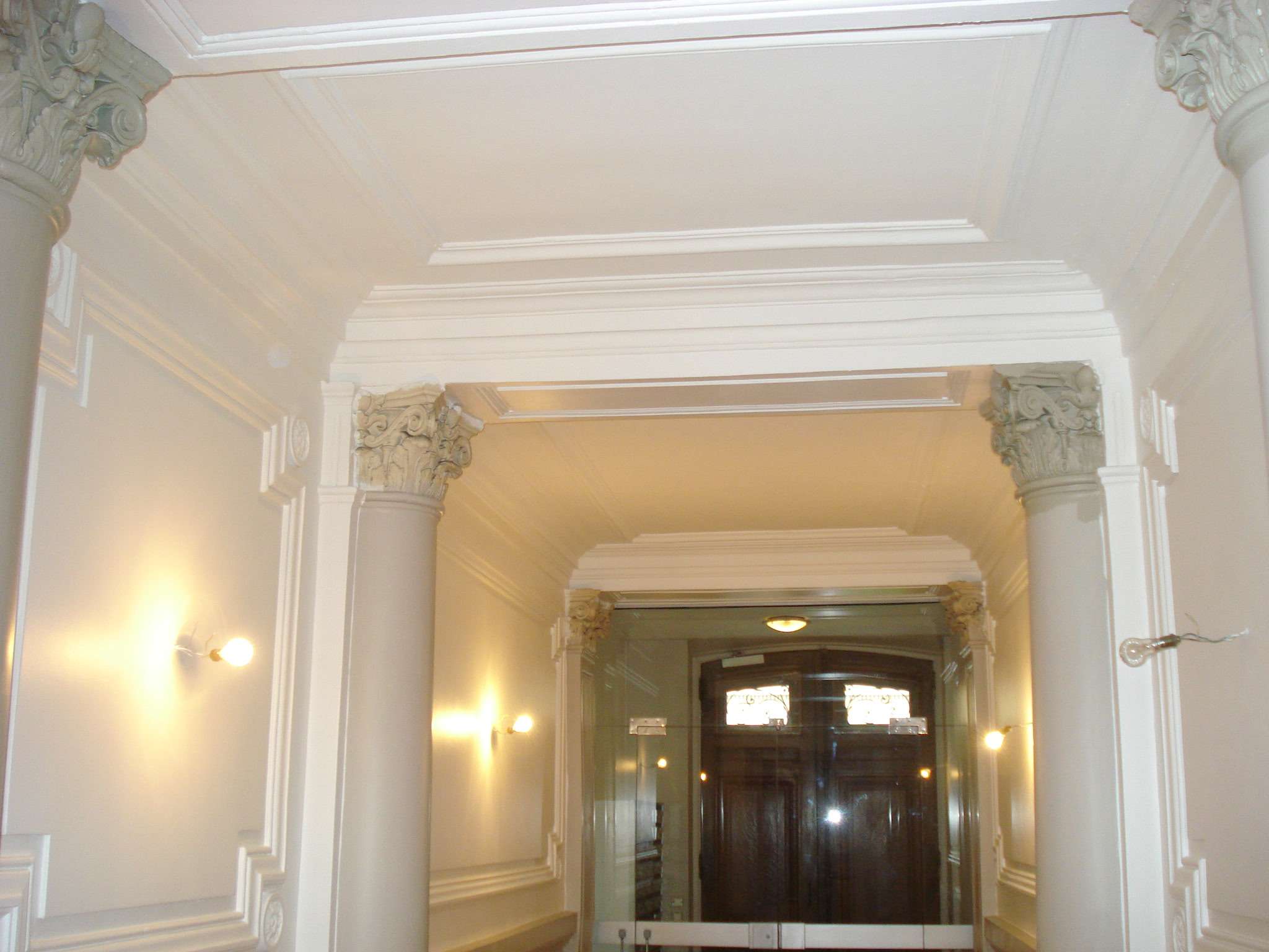 Plafond intérieur avec ornements et moulures décoratives